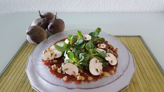 Rote Bete mit Feldsalat, Champignons und Walnüssen