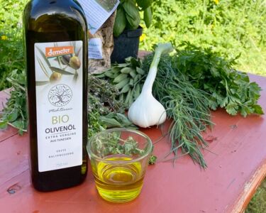 Für das tunesische Oliven-Öl werden nur von Hand geerntete Oliven der Sorte Chémlali verwendet. 