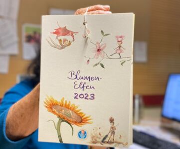 Im Blumenelfen-Kalender zeigt die Künstlerin 12 schöne Motive, die Sie durchs Jahr 2023 führen. Mit viel Liebe illustriert die Künstlerin verschiedene Blumenelfen.