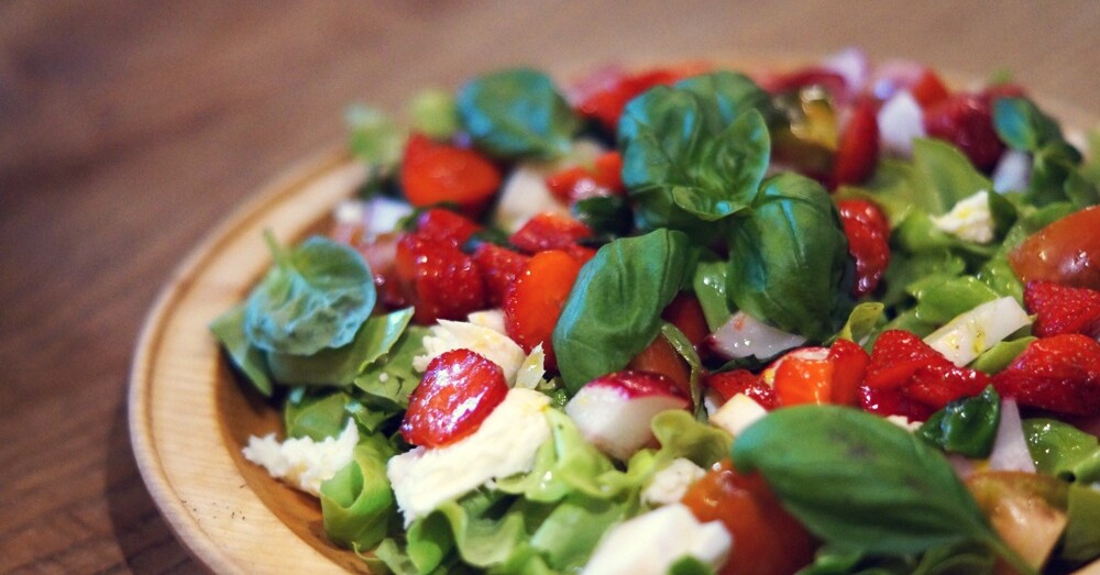 Mai - Erdbeersalat mit frischem Basilikum und Mozzarella - amperhof