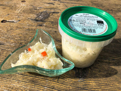 Weißkraut, Karotten und Gewürze auf natürliche Weise haltbar gemacht: Sauerkraut