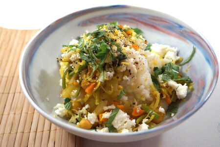 Reis mit Lauch, Zwiebel, Karotten, Kichererbsen, Zitrone, Minze, Meerrettich und Gewürzen