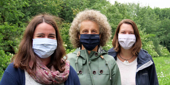 Maske tragen mit Recht und guter Laune: Tanja, Andrea und Daniela testen!
