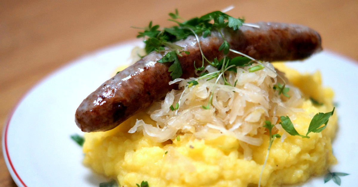 Püree mit Kürbis-Kartoffel &amp; Kräutern an Bratwurst und Sauerkraut ...
