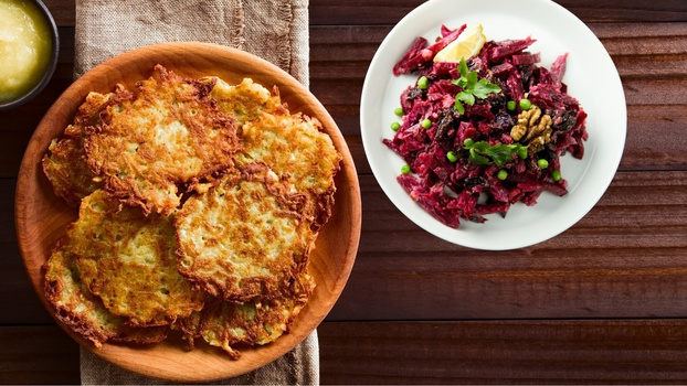 Rezeptbild für Knusprige Kartoffel-Pastinaken-Rösti mit Rote-Bete-Apfelsalat