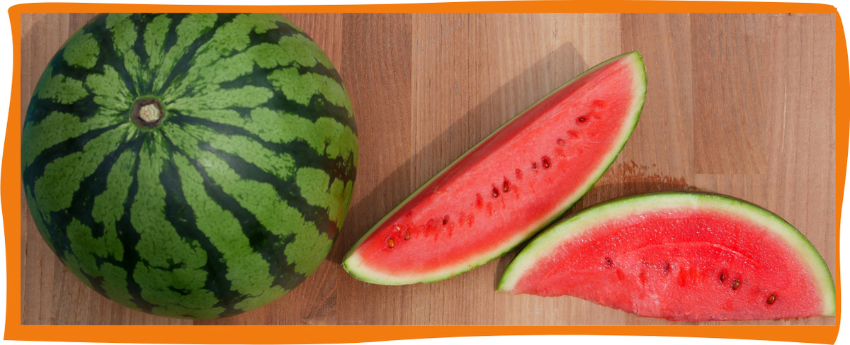 KI generiert: Eine ganze Wassermelone und zwei geschnittene Stücke auf einem Holztisch.