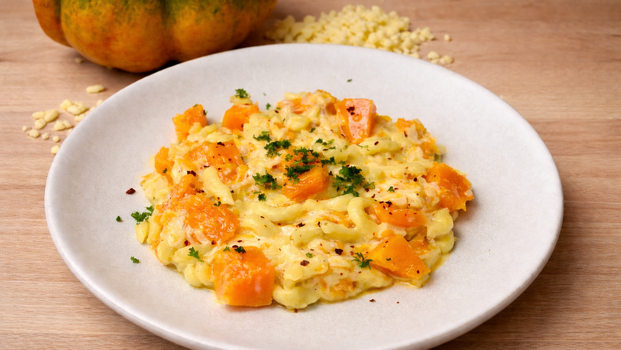 Rezeptbild für Herzhafte Käsespätzle mit Muskatkürbis
