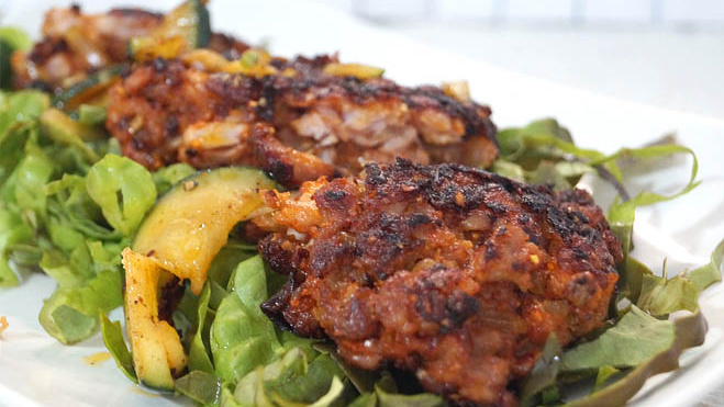 Rezeptbild für Hühnchen Grill Kebabce&nbsp;<br>mit geschwenkter Zucchini im Salatbett