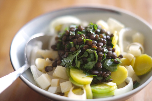 KI generiert: Ein Teller mit Linsensalat, Gemüse und Kräutern.