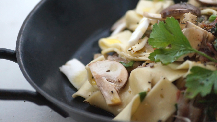 Rezeptbild für Jägerpfanne mit Bandnudeln in Butter geschwenkt, dazu Kräuterseitlinge und frische Petersilie