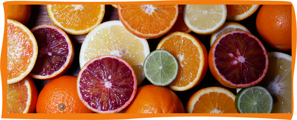 KI generiert: Verschiedene halbierte Zitrusfrüchte wie Orangen, Zitronen und Limetten in einer Nahaufnahme.