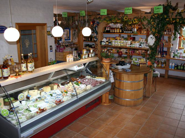 KI generiert: Ein kleiner, gemütlicher Laden mit Käse- und Feinkostauswahl.