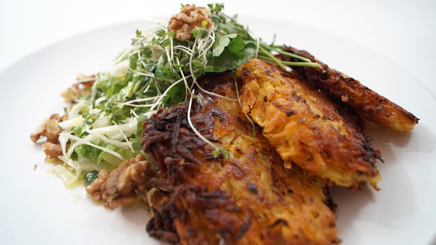 Rezeptbild für Kartoffel-Möhren Rösti mit Wintersalat an frischer Kresse-Petersilie-Vinaigrette
