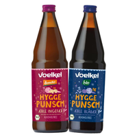 KI generiert: Zwei Flaschen Voelkel Hygge Punsch: "Æble Ingefær" und "Æble Blåbær", beide alkoholfrei.