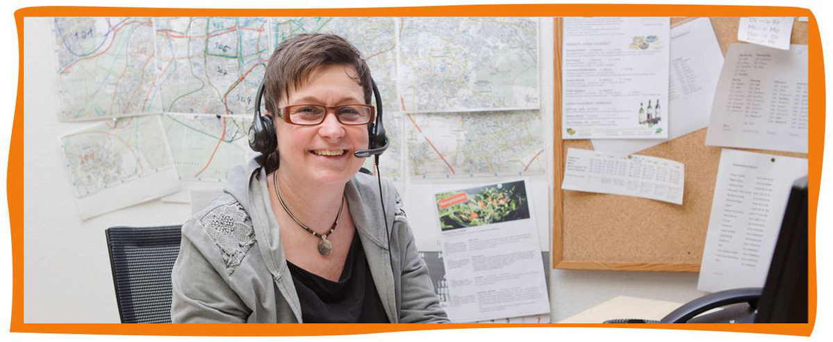 KI generiert: Eine Person mit Headset sitzt an einem Schreibtisch vor einer Pinnwand mit Karten und Dokumenten.