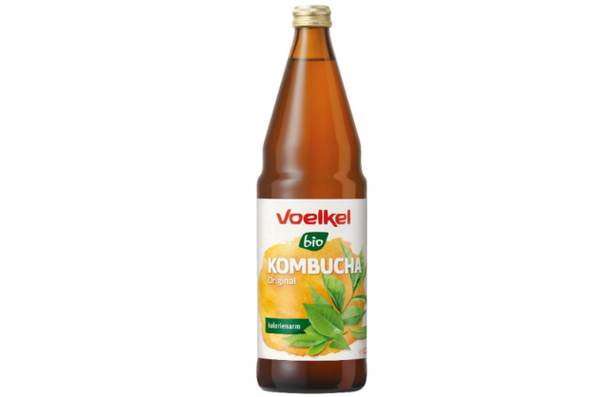 KI generiert: Braune Glasflasche mit Etikett "Voelkel bio KOMBUCHA Original, kalorienarm".