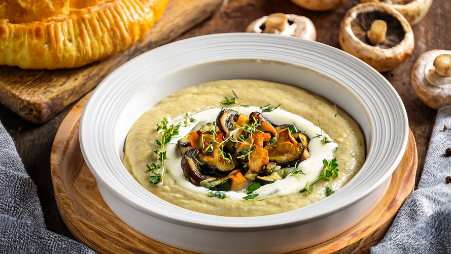 Rezeptbild für Zucchinirahmsuppe mit gebratenen Pilzen und knuspriger Blätterteigkuppel