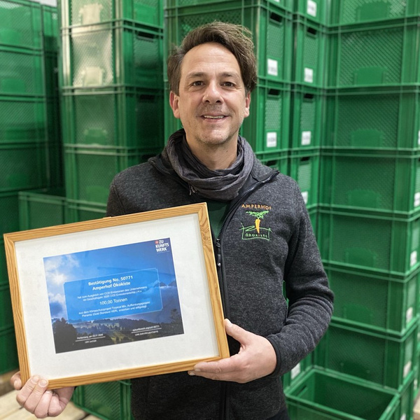 Geschäftsführer Ulrich Vogt-Bergener präsentiert das Zertiffikat der Tropical Mix Land Reforestation.