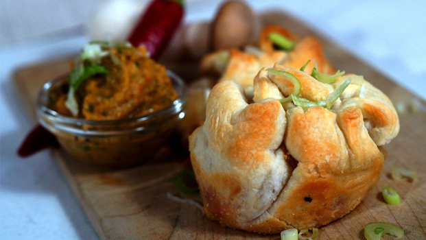 Rezeptbild für Blätterteigtascherl mit cremigem Auberginen-Basilikum Dip