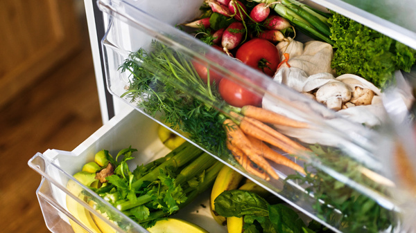 KI generiert: Verschiedene frische Gemüsesorten in den Schubladen eines Kühlschranks.