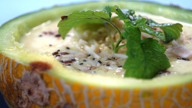 Rezeptbild für Gefüllte Melone mit Mango-Vanille&nbsp;<br>und Mandelstiftchen