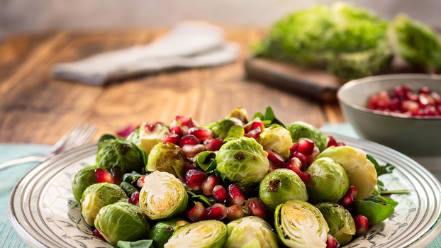 Rezeptbild für Rosenkohl-Maroni-Pfanne&nbsp;mit Chicorée-Granatapfel-Salat