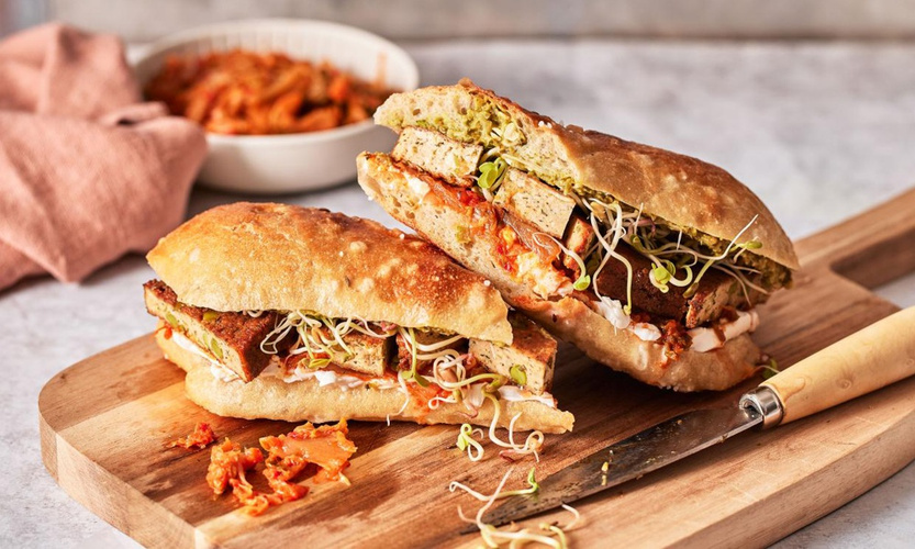 Rezeptbild für Doppeldecker mit Kimchi, Erbsencreme und Frischkäse