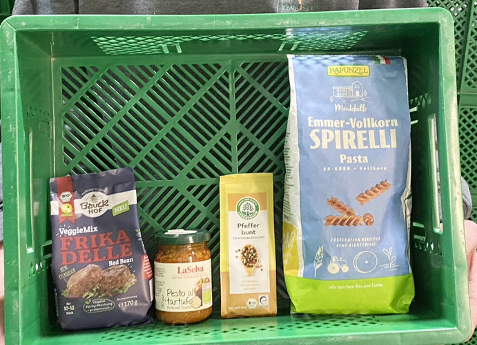 Helmut Kinzelmann zeigt wie gut Pflanzen im Boden des Amperhofes verwurzeln