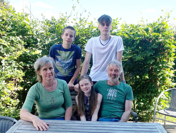 Eva und Alexander Fuchs mit Familie 2023