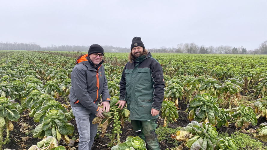 Michel Mink mit Peter Zenker auf den Rosenkohl-Feldern bei Hallbergmoos