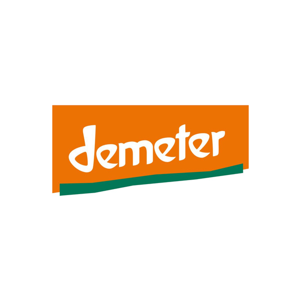 KI generiert: Demeter-Logo auf orangefarbenem Hintergrund mit grüner Linie unten.