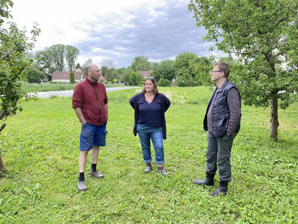 Johannes, Tanja und Michel im Außenbereich neben der Streuobstwiese.