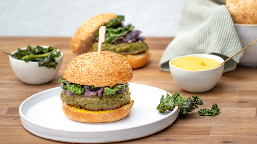 Rezeptbild für Grünkohl-Burger mit karamellisierten Zwiebeln