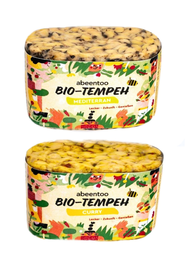 KI generiert: Zwei Packungen Bio-Tempeh: Mediterran (oben) und Curry (unten) von abeentoo.