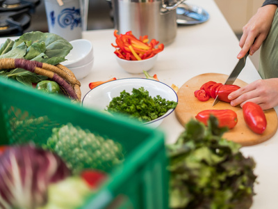 KI generiert: Das Bild zeigt ein deftiges Gericht in Blätterteig, gefüllt mit einer roten Masse, vermutlich aus Roter Bete. Dekoriert ist es mit Rosmarin, Granatapfelkernen und Orangenscheiben.