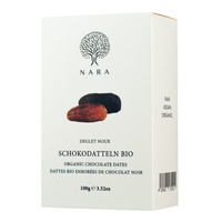 KI generiert: Die Abbildung zeigt eine Verpackung für Bio-Schokodatteln der Marke Nara. Darauf sind eine Dattel und eine schokoladenüberzogene Dattel abgebildet, sowie Informationen wie "fair", "vegan" und "organic".