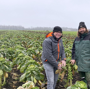 Michel Mink mit Peter Zenker auf den Rosenkohlfeldern vom Fritzhof