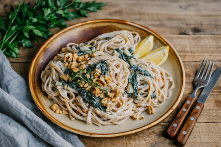 Die Ökokiste liefert viele Rezepte als Kochbox nach Hause.