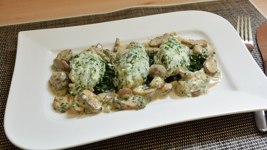 Rezeptbild für Spinat-Ricotta-Knödel mit Champignonsauce