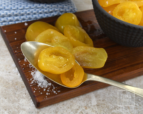 Tomaten gelb, halbiert in Lake