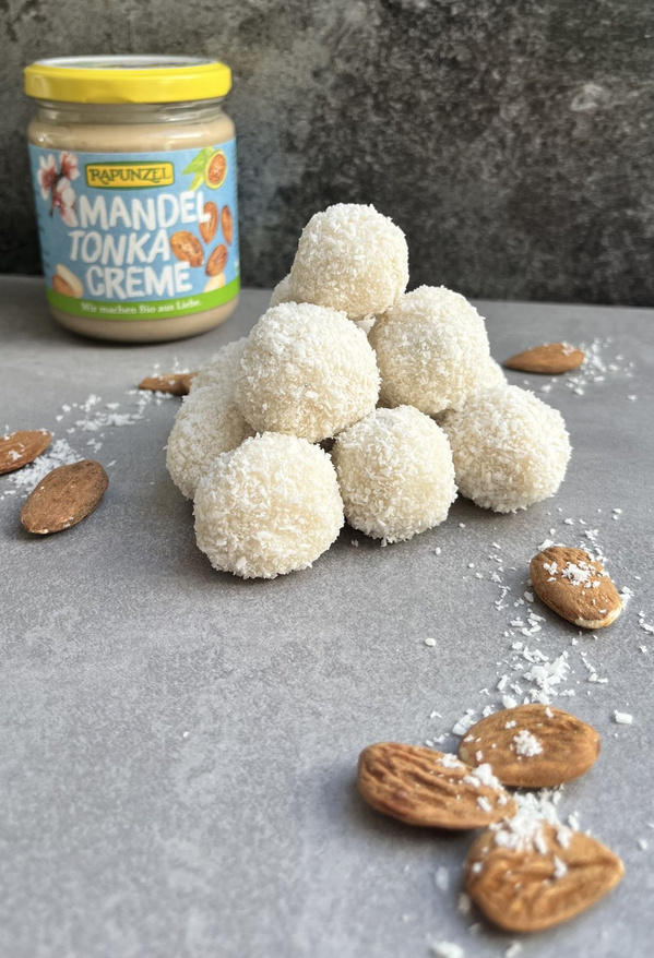 Kokosbällchen mit der Mandel-Tonka-Creme