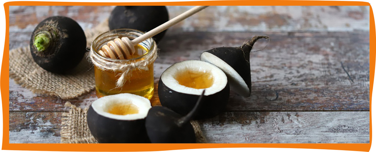 KI generiert: Ein Glas Honig mit Holzstab, umgeben von aufgeschnittenem schwarzem Rettich auf Holztisch.