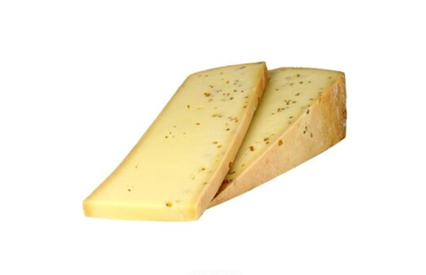 KI generiert: Zwei Stücke Käse mit Gewürzen auf weißem Hintergrund.