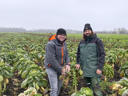 Michel Mink mit Peter Zenker auf den Rosenkohl-Feldern bei Hallbergmoos