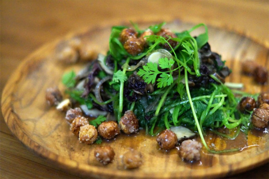 Rezeptbild für Radicchio-Postelein-Pfanne mit Champignons und karamellisierten Haselnüssen