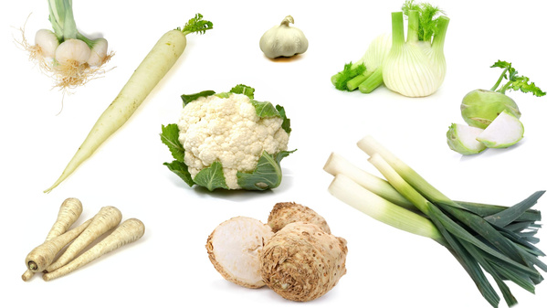 KI generiert: Verschiedene Gemüsesorten wie Blumenkohl, Lauch, Sellerie und Knoblauch auf weißem Hintergrund.