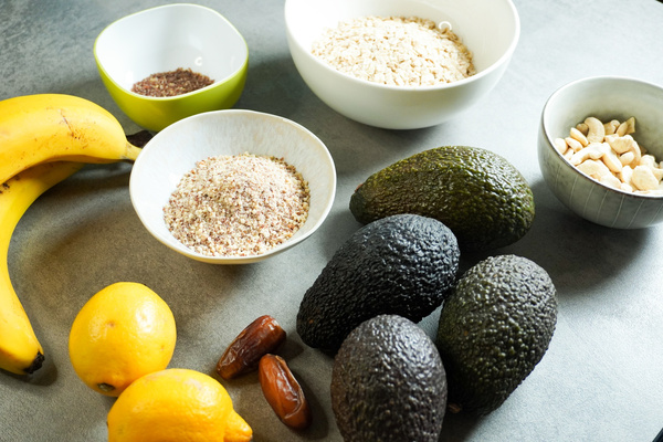 KI generiert: Das Bild zeigt eine bunte Mischung aus geröstetem Gemüse wie Karotten, Rote Bete und Paprika, bestreut mit Mandelsplittern und garniert mit Rosmarinzweigen. Die Präsentation ist rustikal und appetitlich.