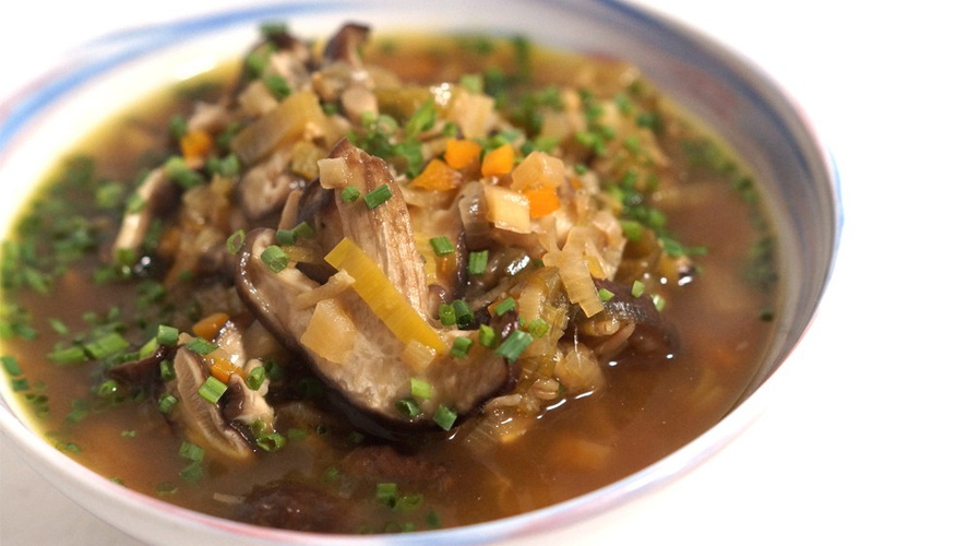 Rezeptbild für Asiatische Julienne-Suppe mit Nackthafer und Shiitake