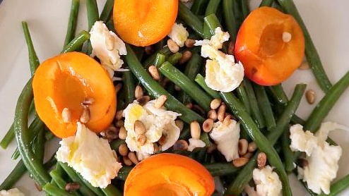Rezeptbild für grüner Bohnensalat mit Marillen, Mozzarella & gerösteten Pinienkernen