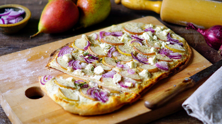 Rezeptbild für Flammkuchen mit  Birnen, Zwiebeln &  Ziegenkäse